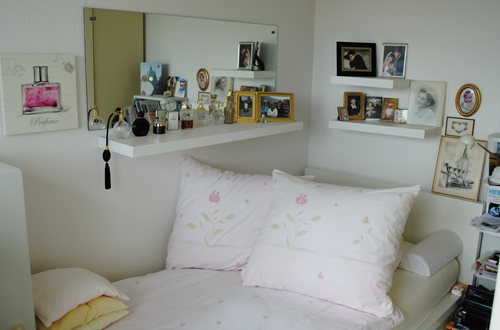 Blick auf das Bett in einem gemütlich dekorierten Bewohnerzimmer