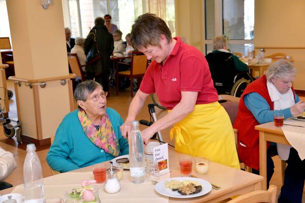 Unterstützung, wo es notwendig ist beim Mittagessen im Seniorencentrum St. Bruno.