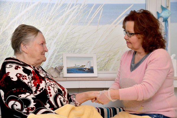 Wohltuende Handmassage im Seniorencentrum St. Bruno.