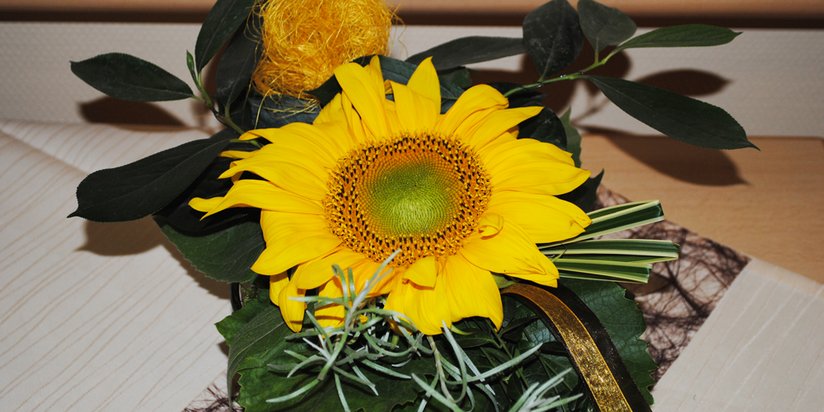 Frischer Blumenstrauß mit einer großen Sonnenblume 