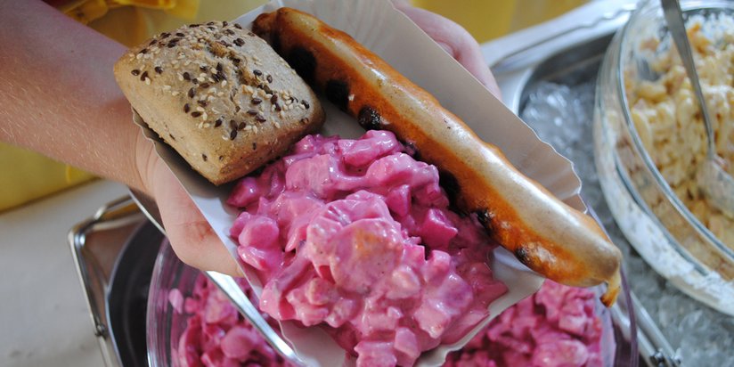 Heringssalat und Brötchen.