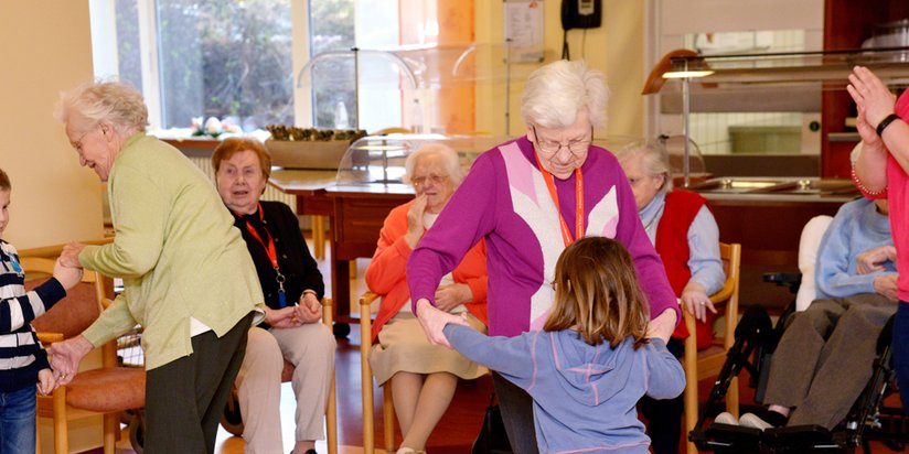 Kinder tanzen gemeinsam mit den Bewohnern 