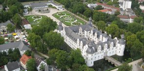 Schloss Neuhaus aus der Luft.