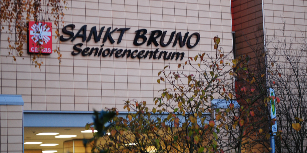 Schriftzu "St. Bruno" an der Außenfassade des Seniorencentrums