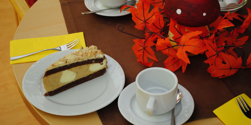 Kaffeegedeck Kaffee und Kuchen in der Cafeteria.