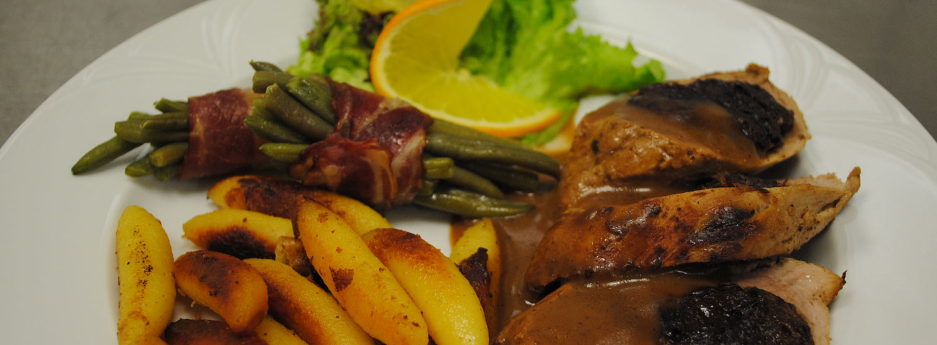 Geschmackvolles Schweinefilet mit Beilagen