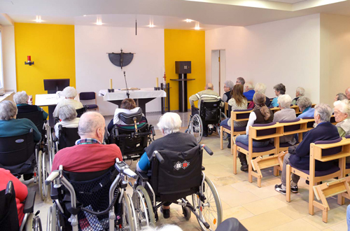 Besucher während des Gottesdienstes in der hauseigenen Kapelle