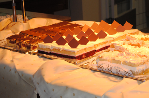 Blick auf das abwechlungsreiche Kuchenbuffet in der Cafeteria des Seniorencenrums 