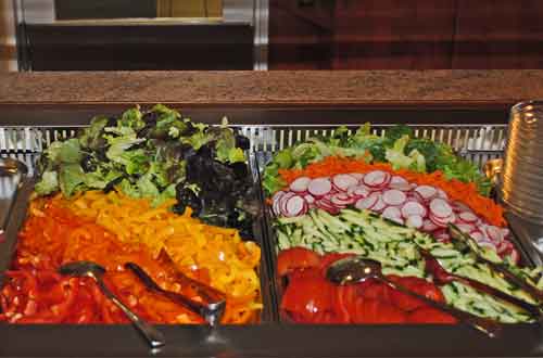Blick auf das frische und reichhaltige Salatbuffet