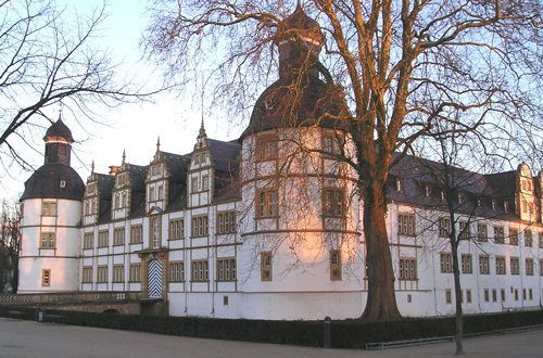 Aufnahme des großen und gepflegten Schlosses in Paderborn